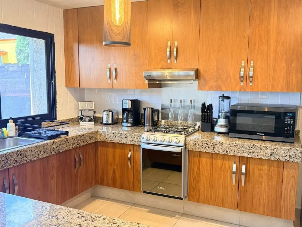 Modern LUX Ajijic 2 Bed Home -fantastic Location -bikes - Gym - Pickleball Court