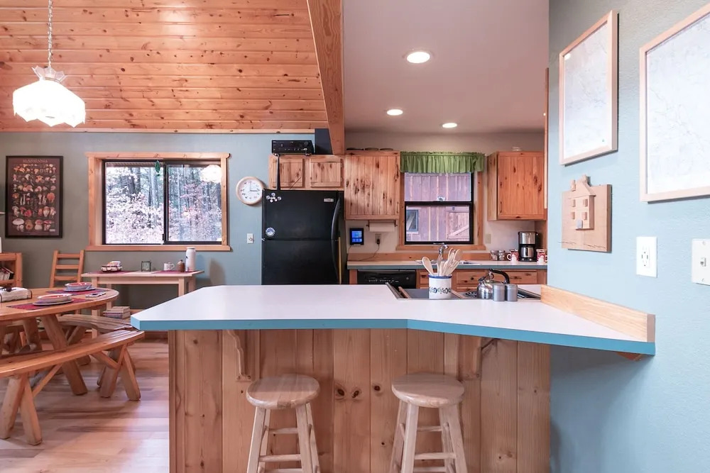 River Road Retreat Apartment 3 NW Comfy Cabins
