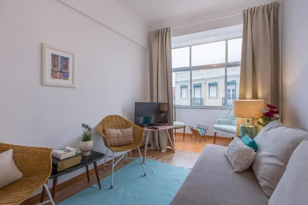 Light Filled Apartment + Free Pick-Up, By TimeCooler