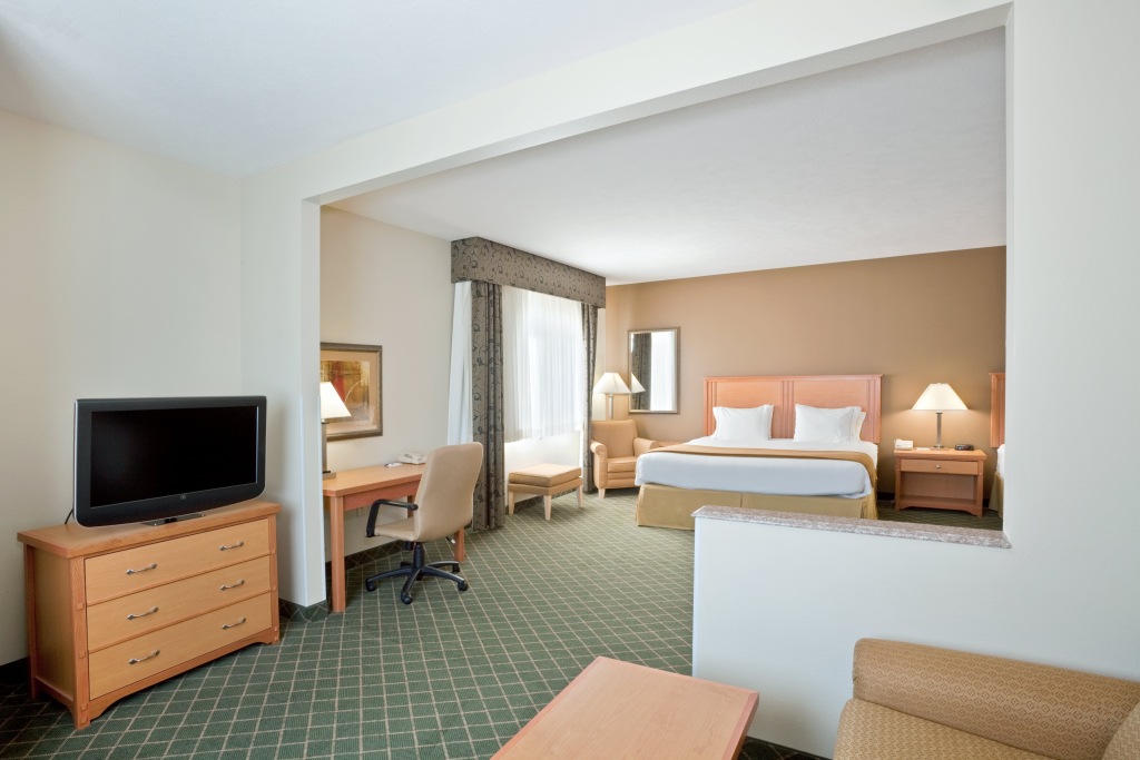 Holiday Inn Express & Suites Lincoln South by IHG