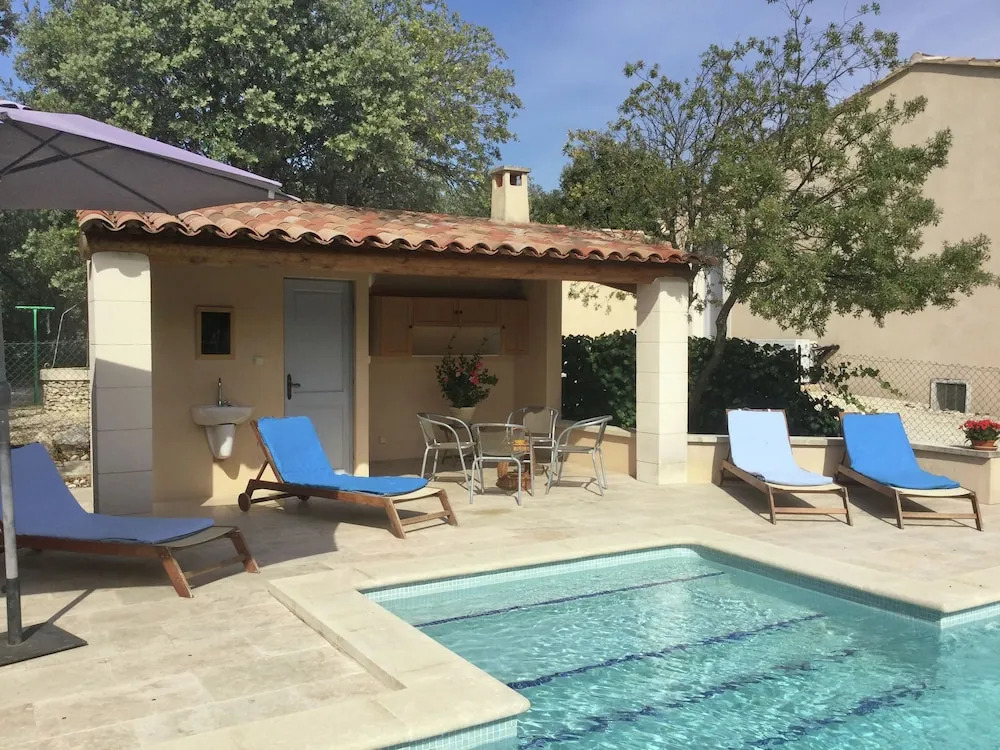 Inviting Villa in Saumane-de-vaucluse With Swimming Pool