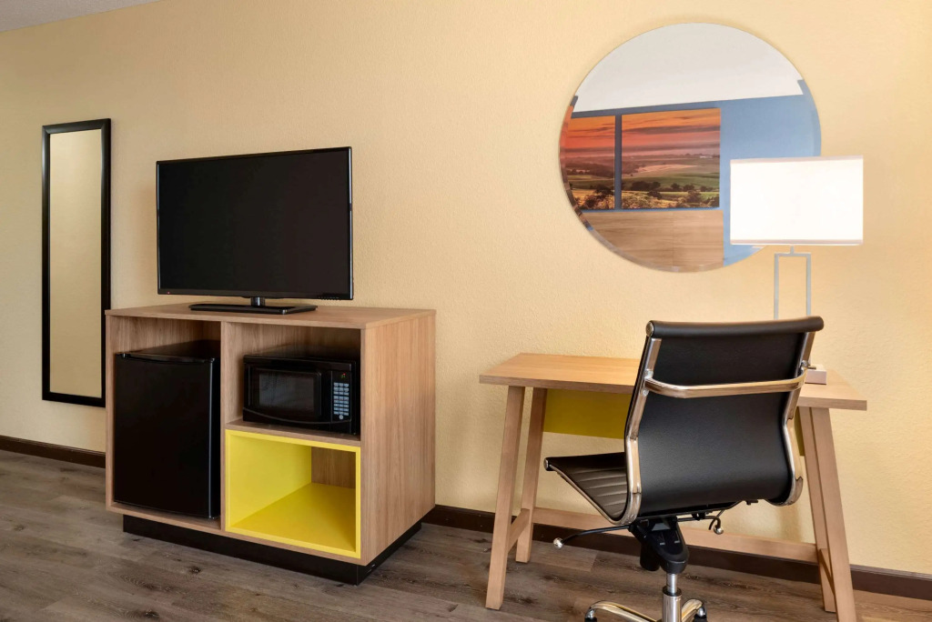 Days Inn & Suites by Wyndham Merrillville