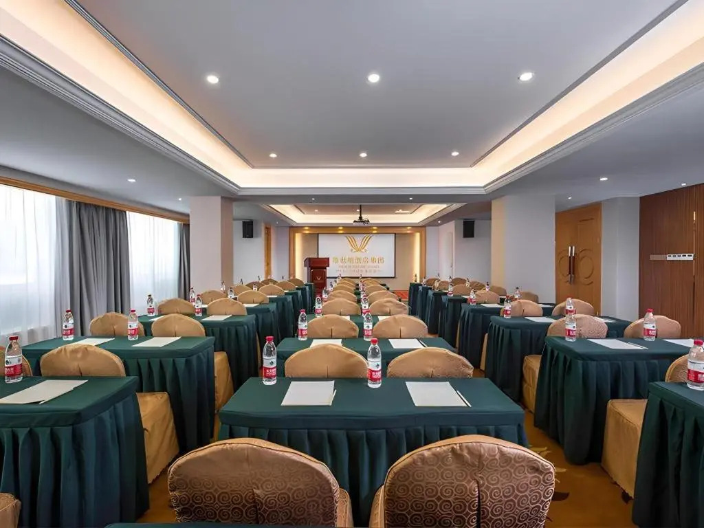 Vienna Hotel ( Guanlanhu station Shanshui Tianyuan)