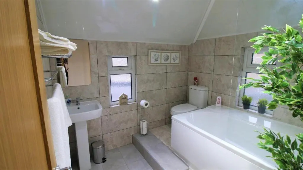 Free Local Parking - Fast WiFi - Sleeps 10 Guests by PROPERTY PROMISE