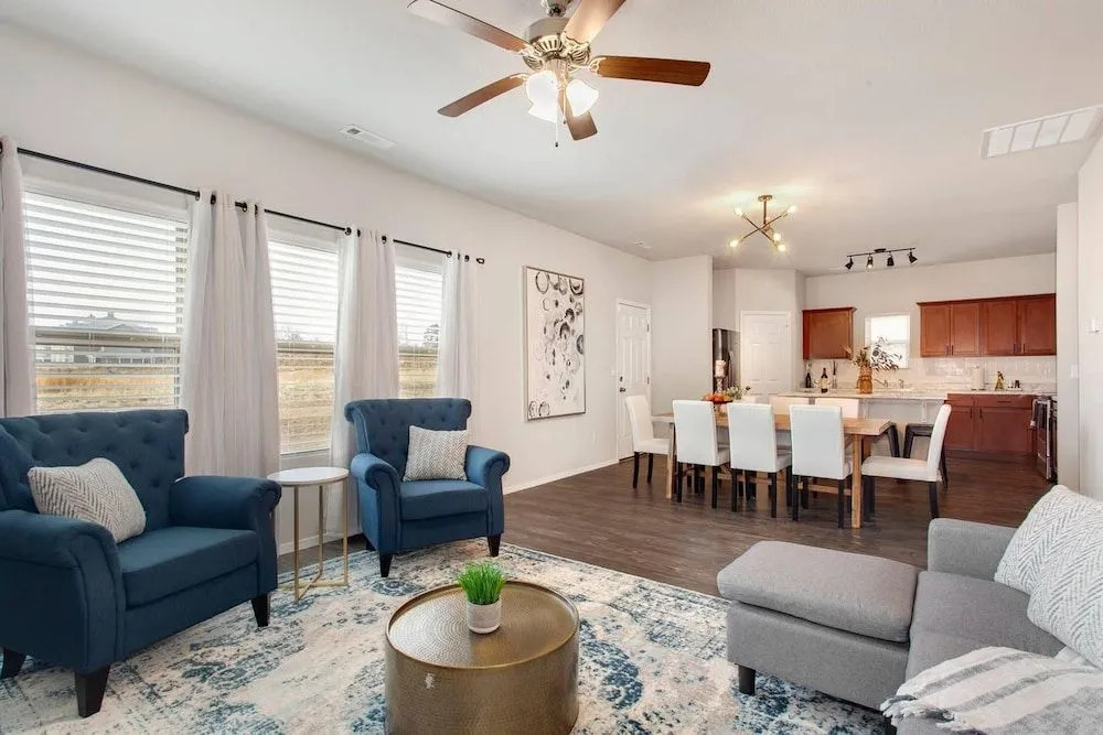 The Ivory - SLEEPS 10 - Perfect for Mid-Term Stays