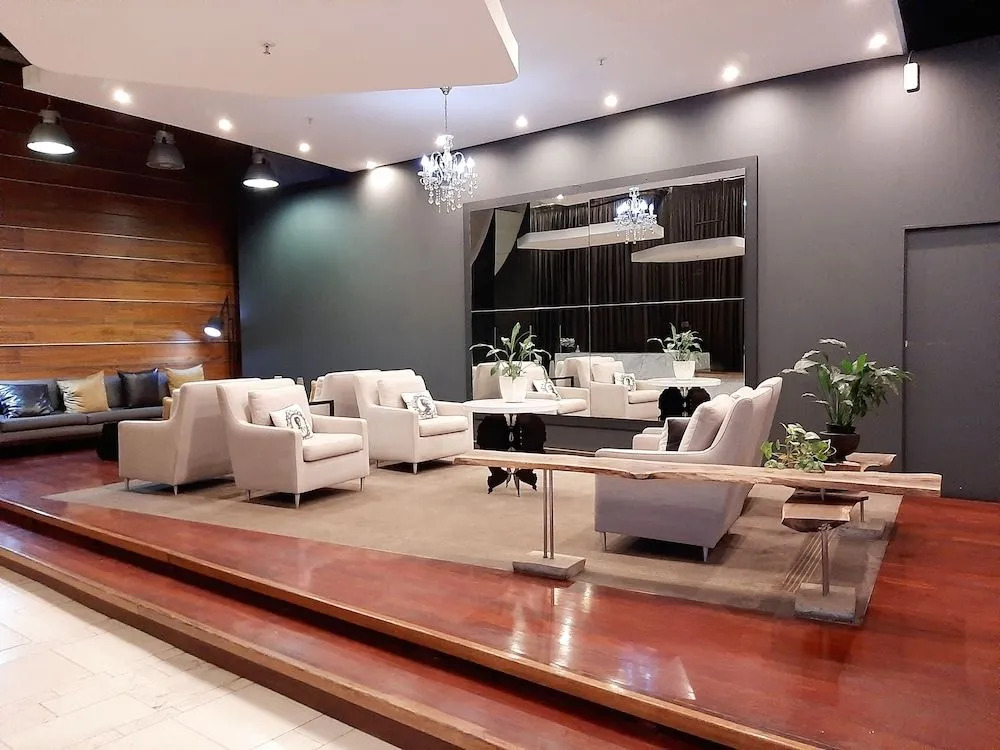4 on Pritchard Luxury Suites