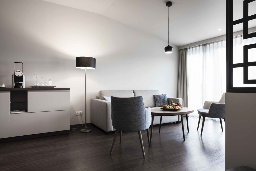 Nuhr Medical - Hotel & Restaurant - Ab 3 Nächten im Zeitraum vom 06 Juli bis 30 August genießen Sie pro Person eine kostenlose Massage-Unser Naturteich steht Ihnen täglich von 10 Uhr bis 18 Uhr zur Verfügung inklusive Getränke