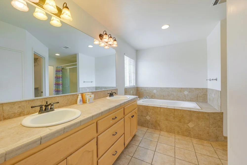 Porterville Getaway w/ Patio + Valley Views!