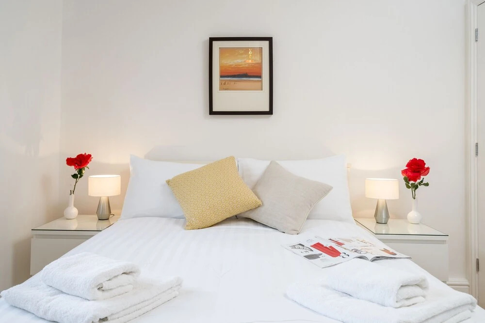 Sunny 2BR apt in the heart of Vauxhall, by subway