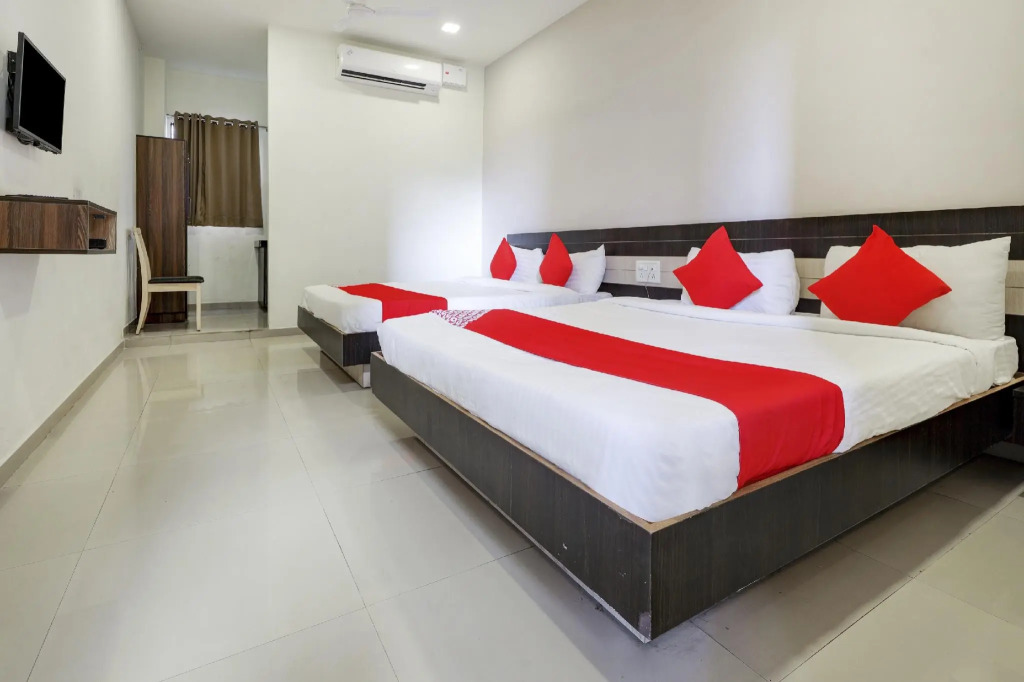 OYO 74642 Hotel Rajmandir