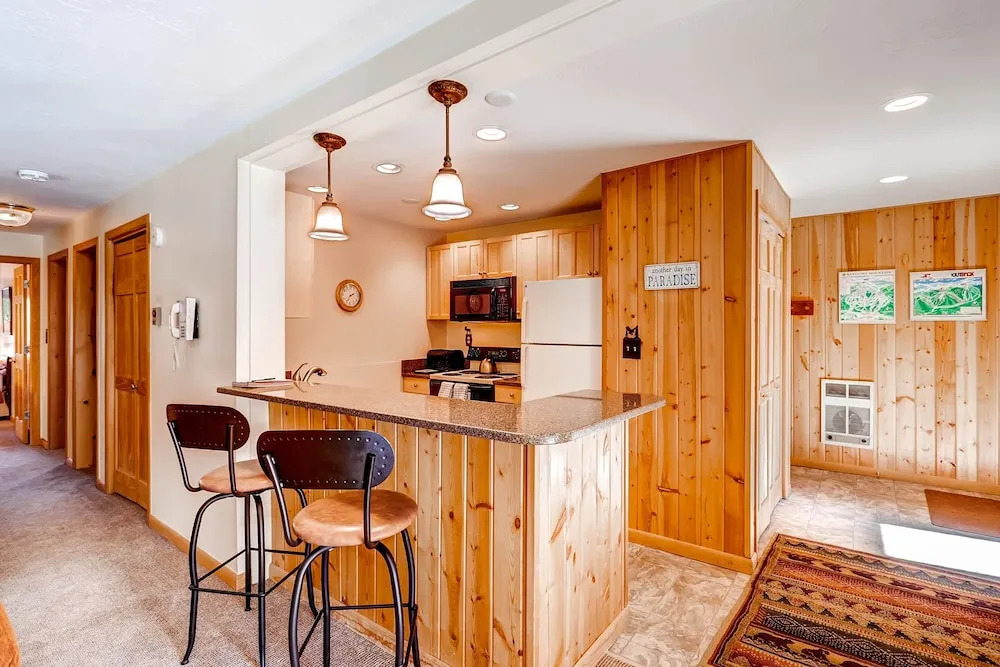 Perfect Mountain Retreat/3br -fireplace, Kids Ski Free 3 Bedroom Condo by RedAwning