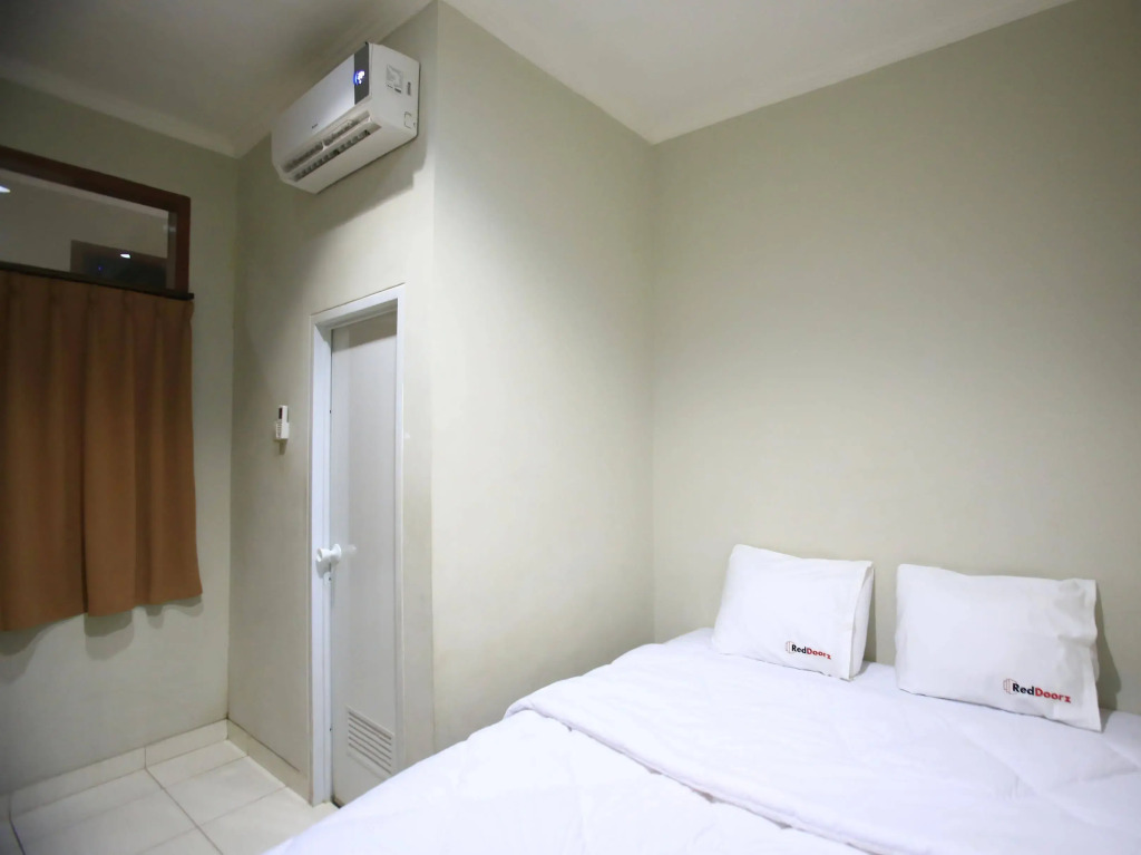 RedDoorz Karet Pedurenan