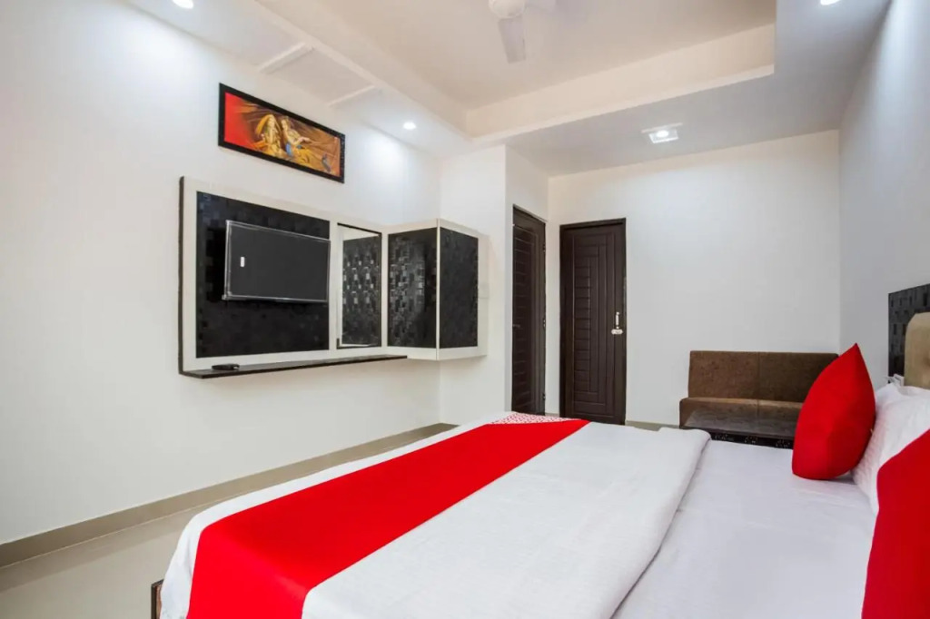 Capital O 42035 Hotel Raj Ganga