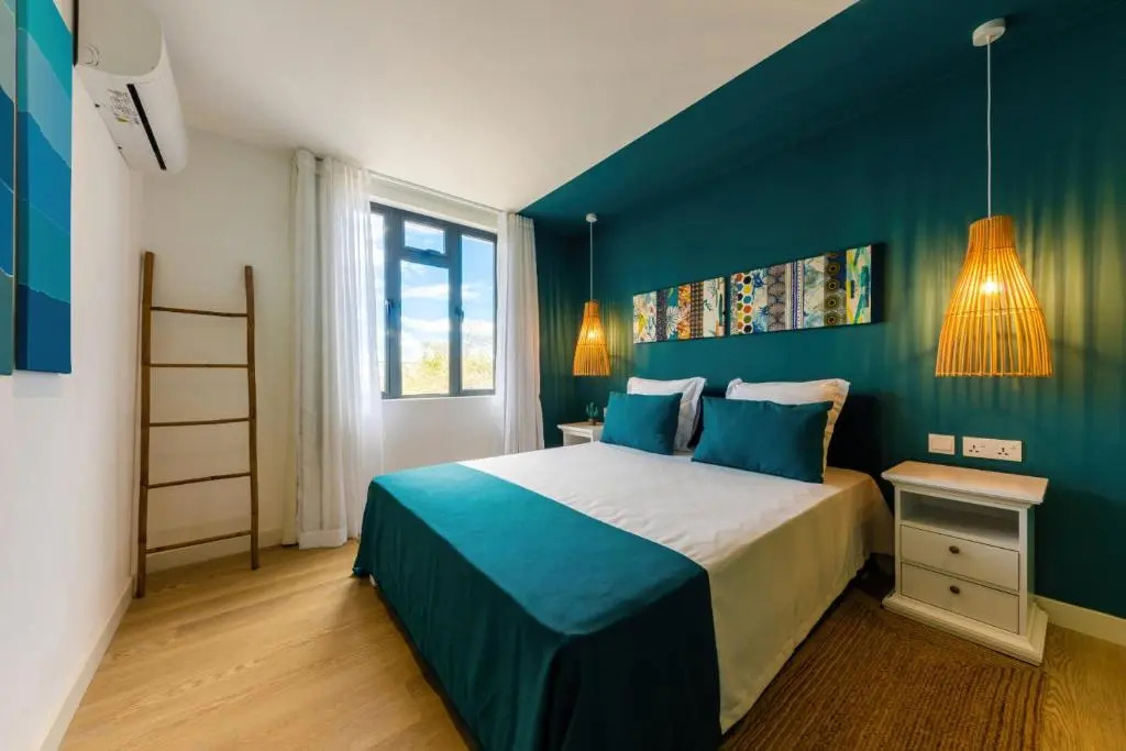 Les Cerisiers Beach Residence, Cosy and Modern 3 bedroom apartment located 50 metres from the beach and from all amenities and restaurants on the coastal road