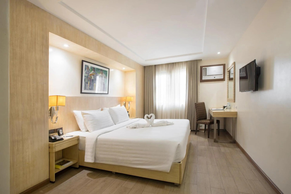 Golden Prince Hotel & Suites