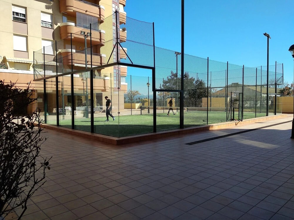 Apart. con piscina frente al mar