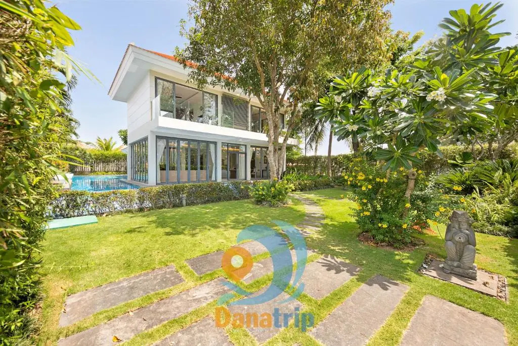 Deluxe villa along the beach