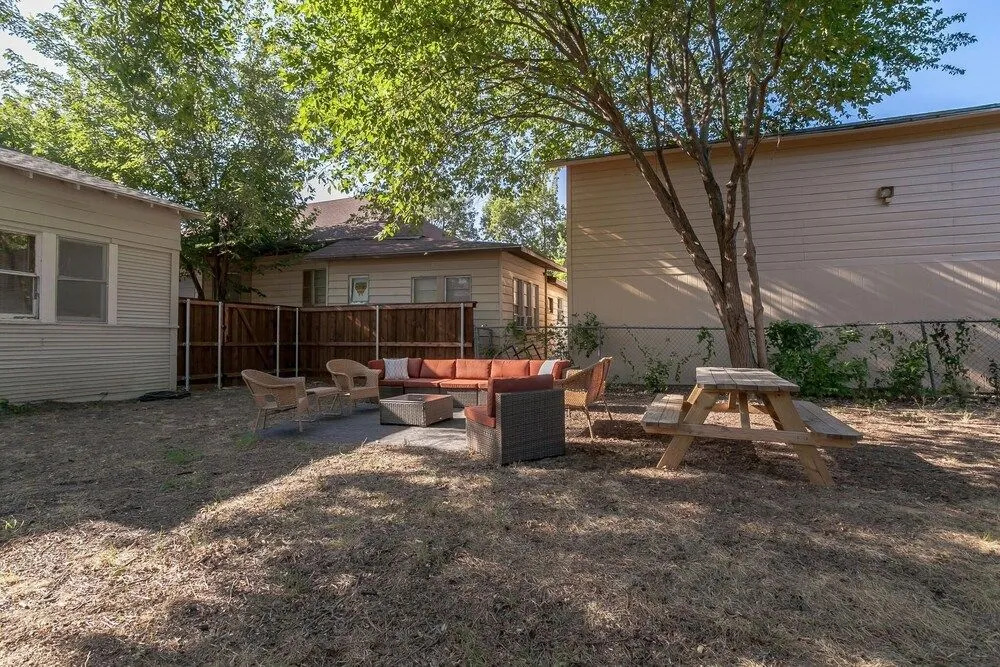 A Modern Fort Worth, Texas Retreat - Jennings Ave - 3 Bedroom Home by Redawning