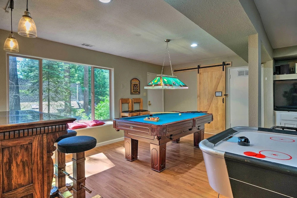 Game Room & Deck: Oso Cozy Cabin in Arnold!