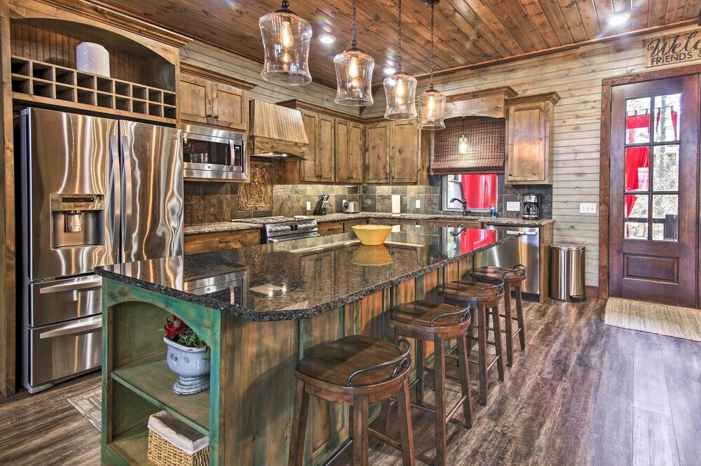Stylish Broken Bow Cabin w/ Hot Tub + Fire Pit!
