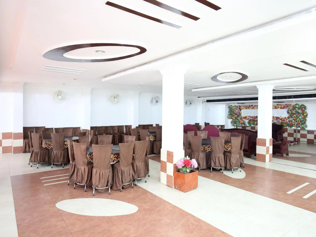 OYO 13365 Hotel Teg Royal