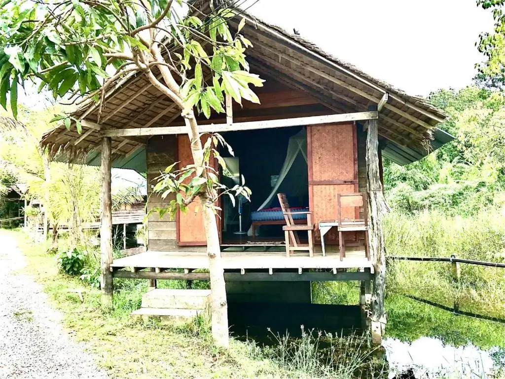 Frog Garden Hut
