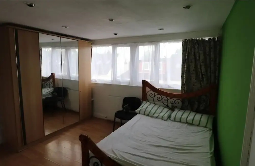 A Bright Massive Studio Room Near Wembley