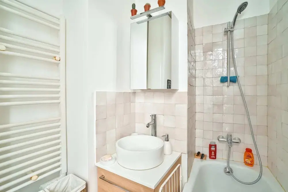 Charming 2 Room Apartment Near Square Louise-michel