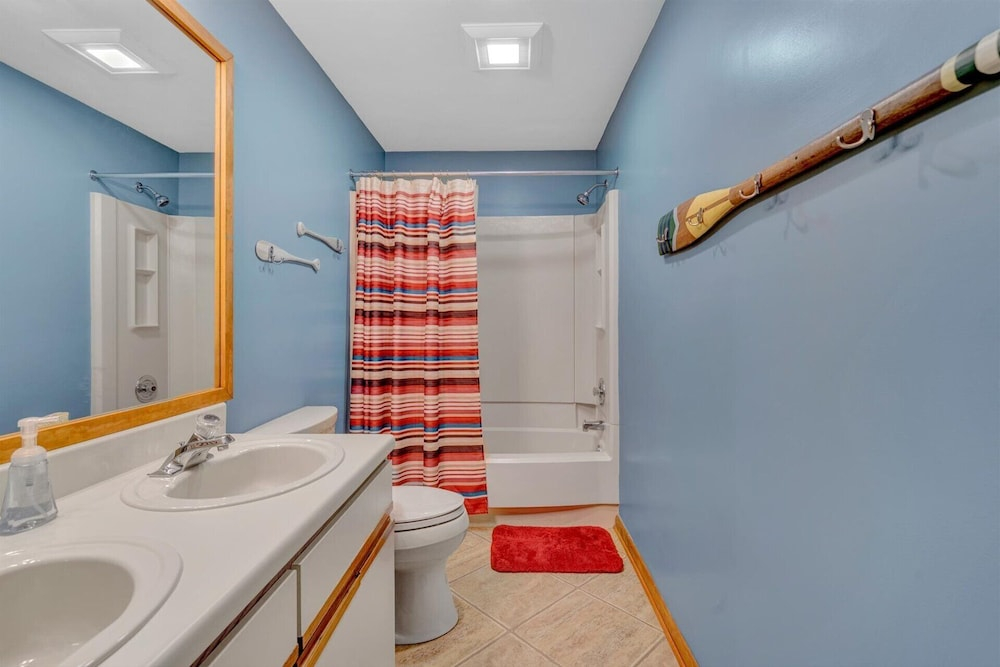 Dancing Water - Sleeps 10, Private Dock, Game Room & Hot Tub
