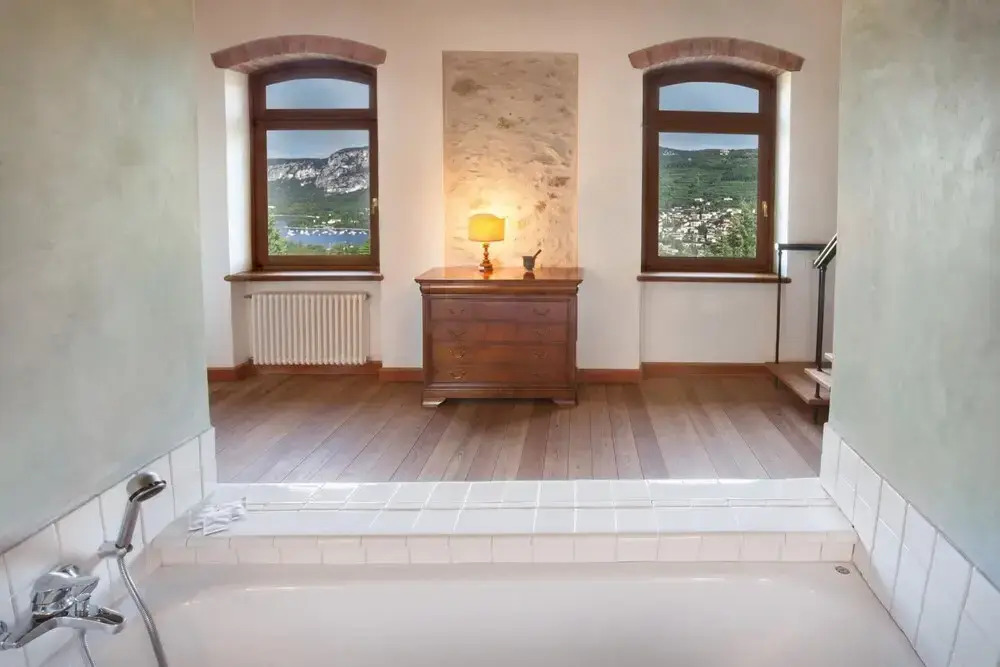 C Cantoni - 10 Sleeps Villa With Pool Stunning Views in Garda