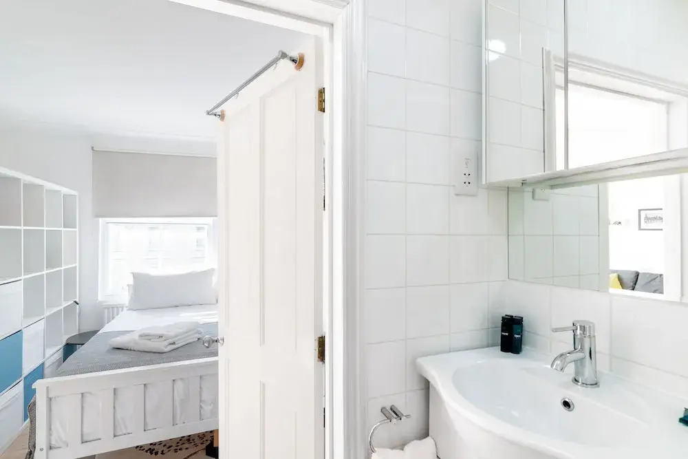 Bright Studio Flat, Amazing Location!