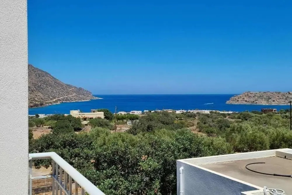 Plaka-sleeps4-parking-pool-hottub-seaviews
