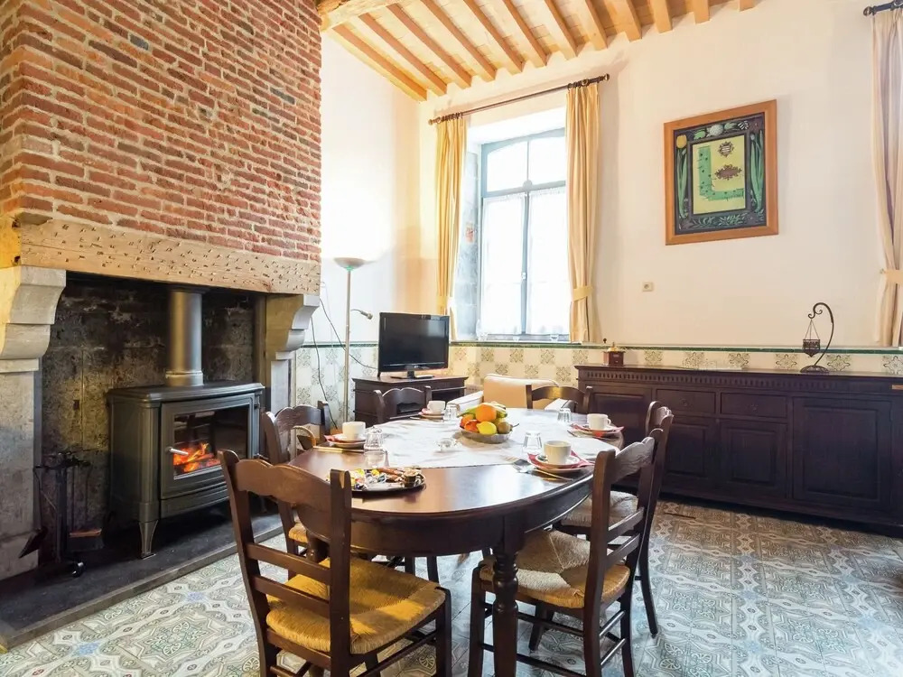 Cozy Holiday Home in Macon with Barbecue