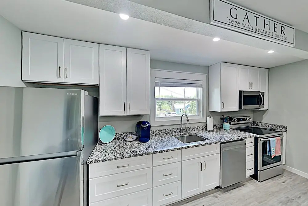 Walk To Beach! Modern Getaway With New Full Kitchen - 2 Bedroom Apts