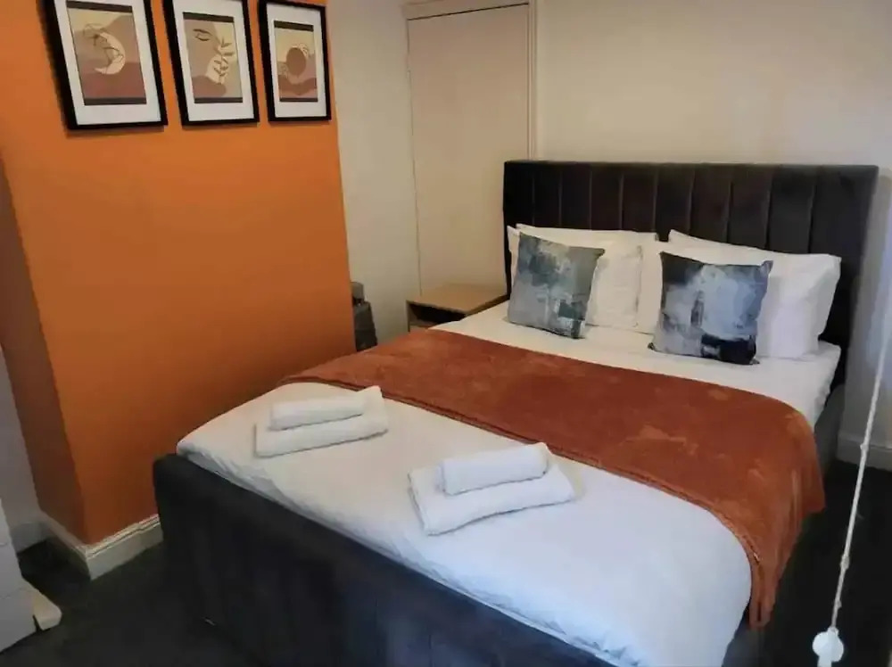 Impeccable 2-bed House in Stoke-on-trent