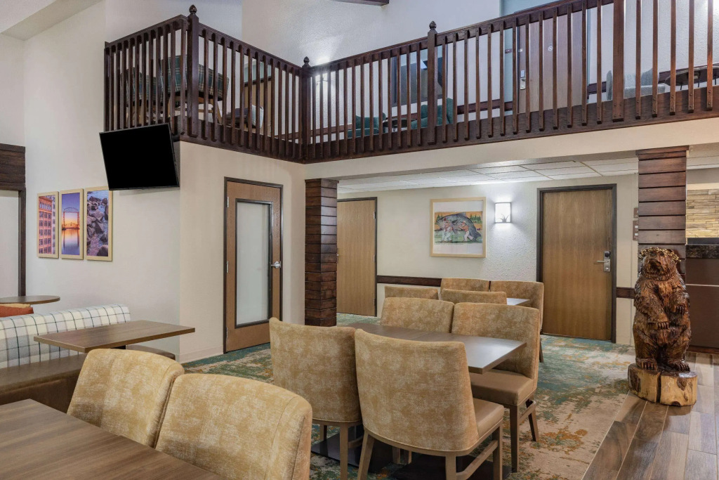 AmericInn by Wyndham Duluth South Proctor Black Woods Event Ctr