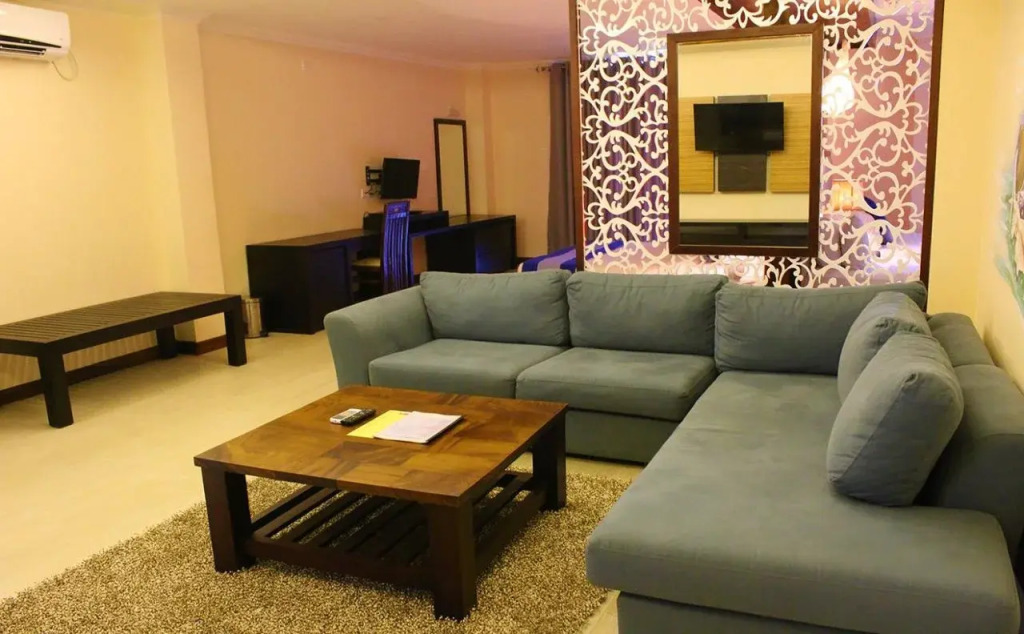Green Grass Hotel & Restaurant