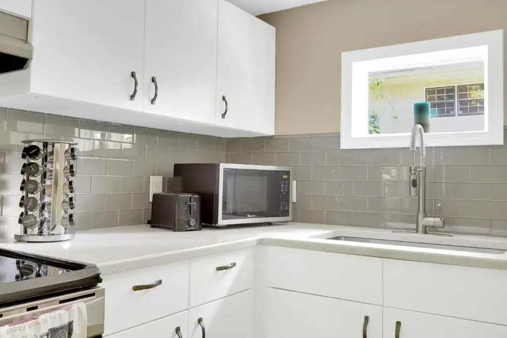 Modern Luxe Family & Groups Friendly Bungalow with Patio & Workspace