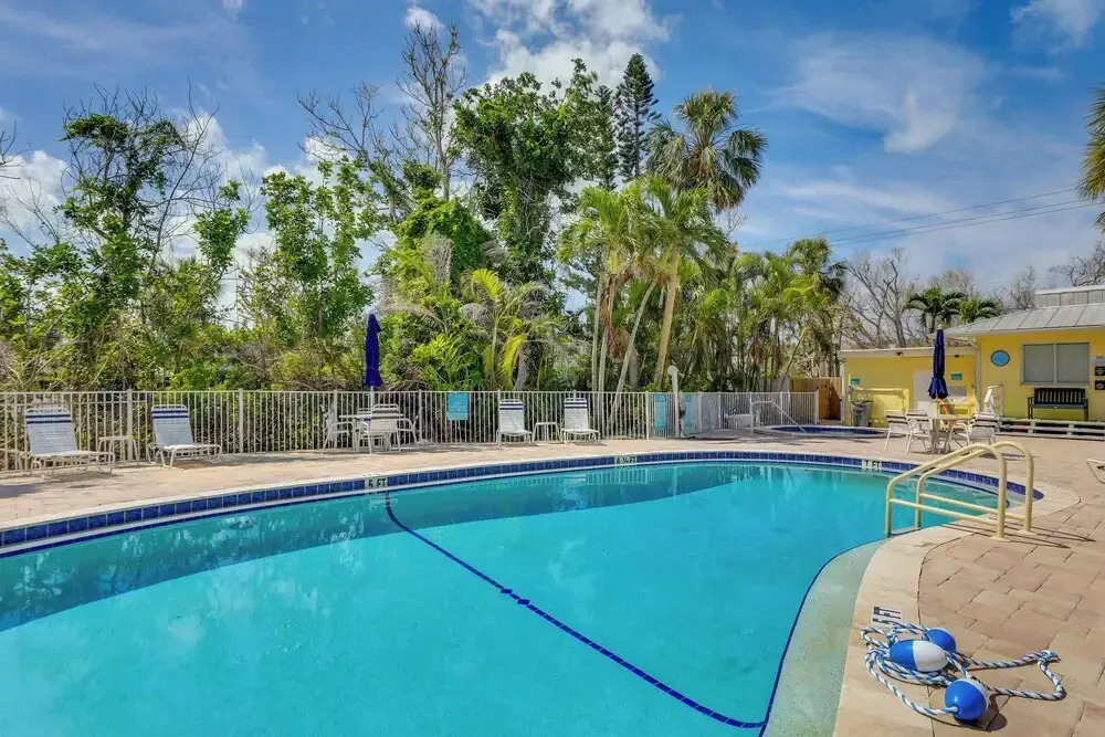 Longboat Key Resort Escape - Walk to the Beach!