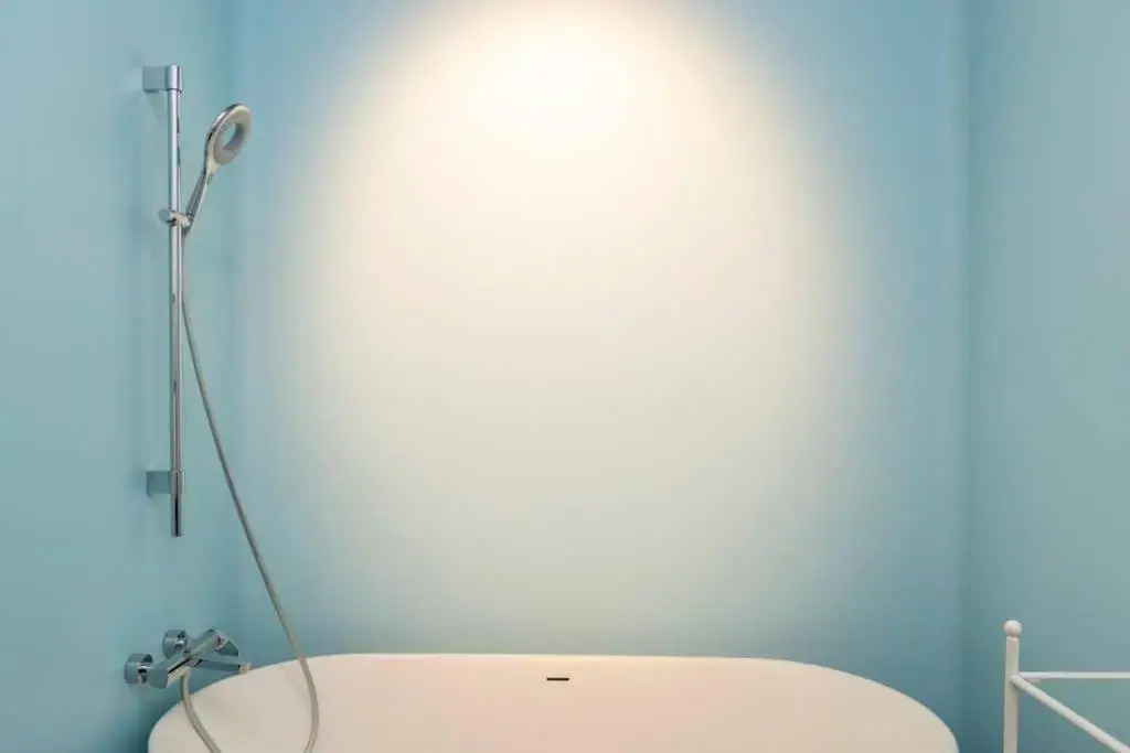 Modern 1BR apt w spacious balcony & a bathtub