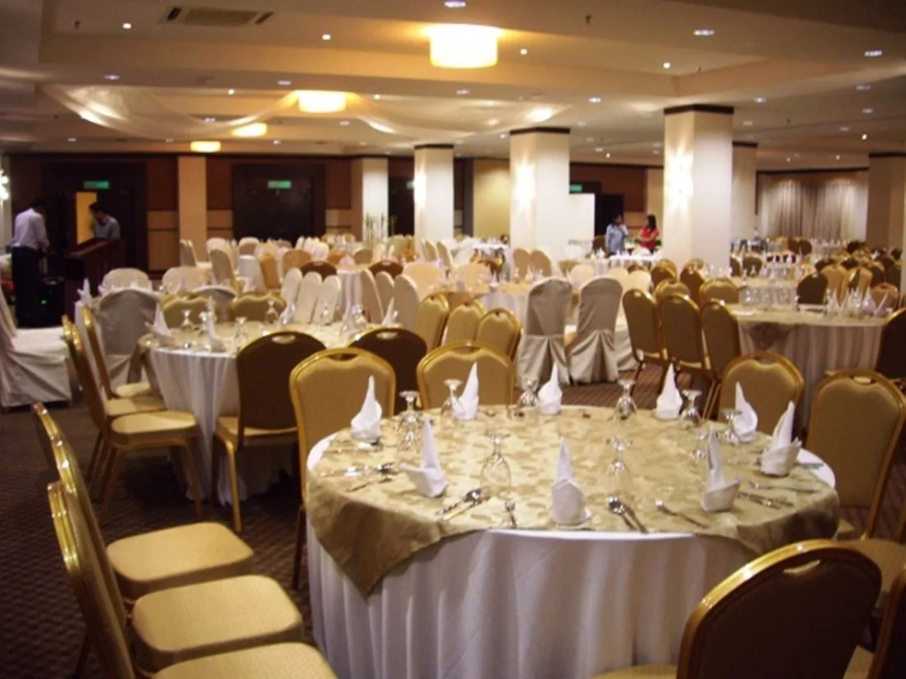 Carlton Holiday Hotel & Suites