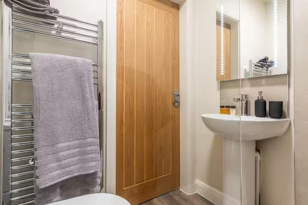 Beautiful 1 Bedroom Apartment Near City Centre