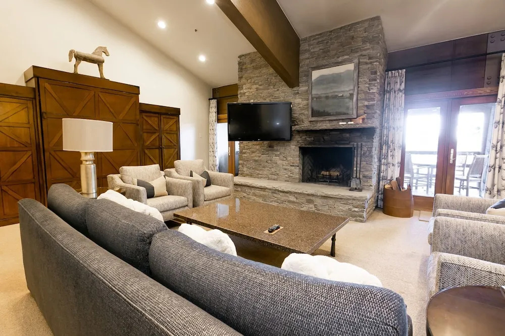 Luxury Four Bedroom Multi-Level Townhouse with Hot Tub