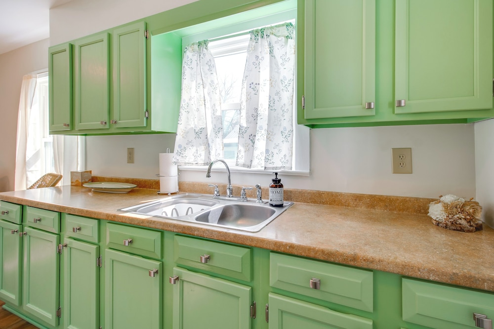 Lakes, Whiskey & More! Charming Home in Tullahoma