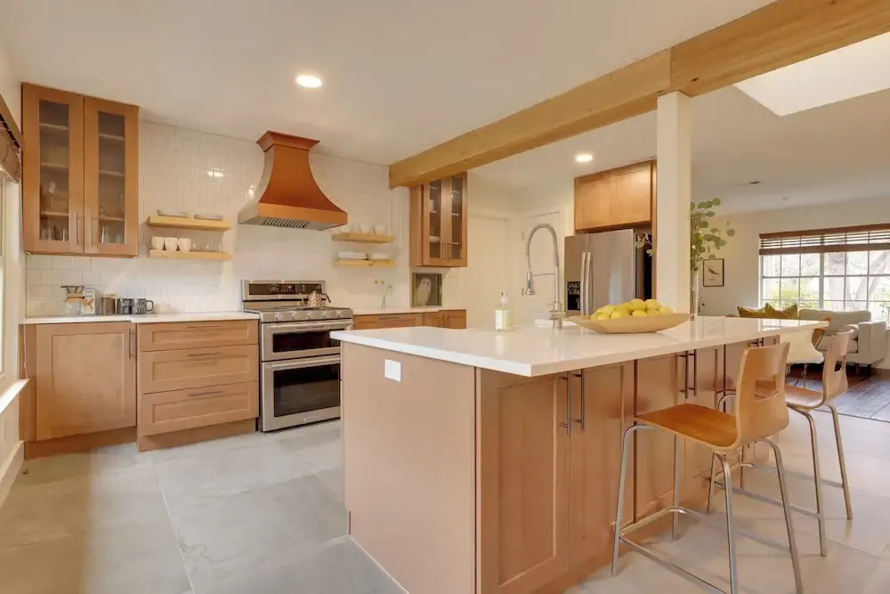 6 Mi to Dtwn Austin: Home w/ Screened Porch & Yard
