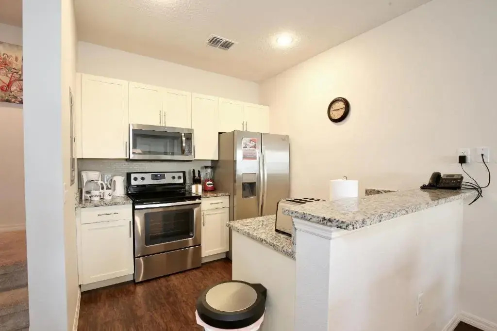 3 Bedroom townhouse in gated community with gym and pool 10 min to Disney