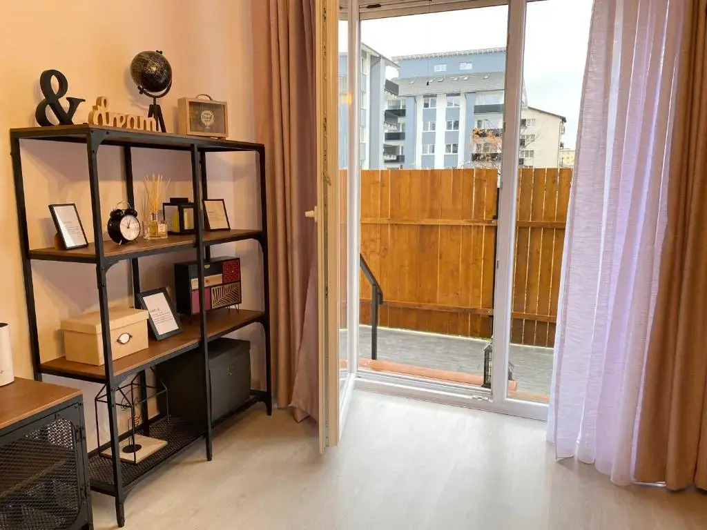 Wanderlust Home Pink, Rasnov Apt for 4, Wifi and Free Parking