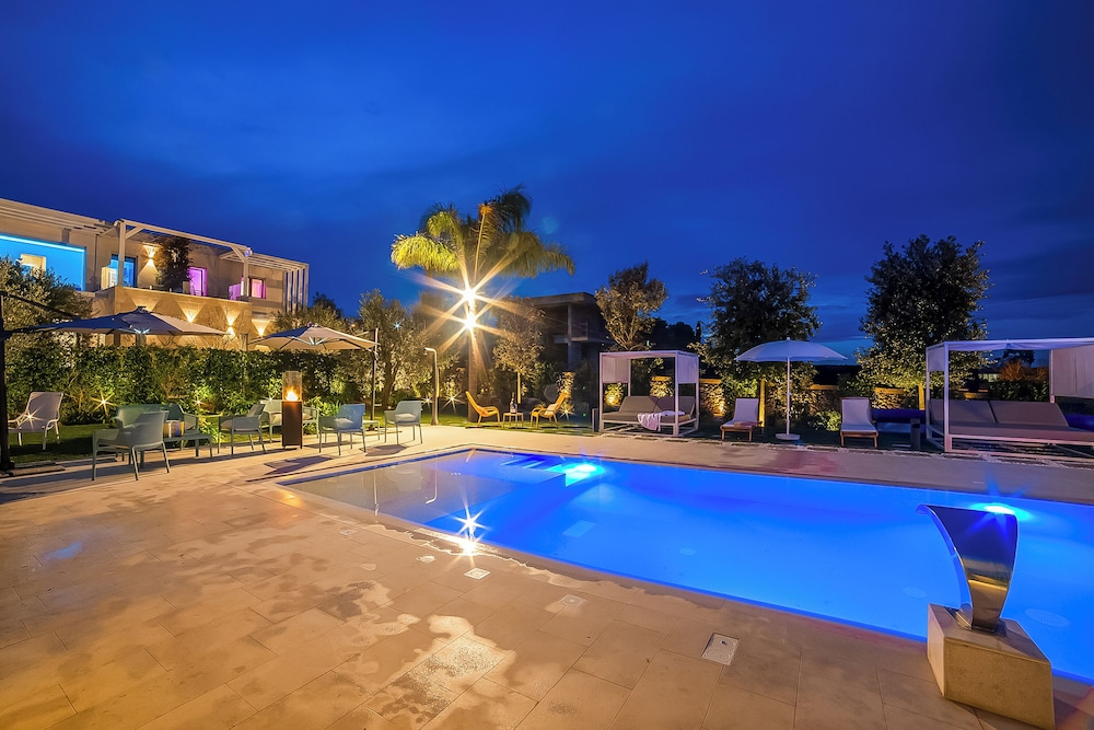 7br Luxury Villa - Pool, Garden & Parking