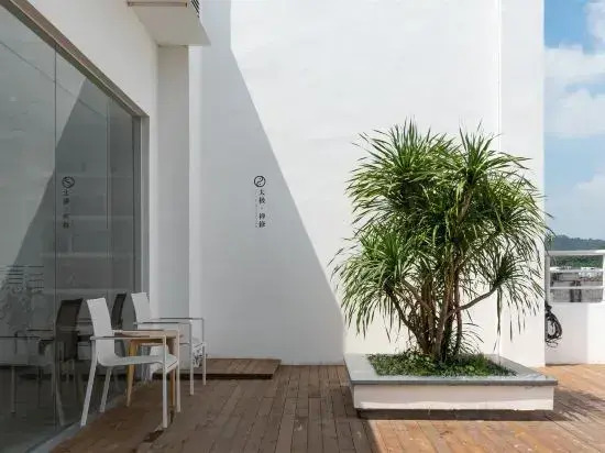 Jinghu Greater Bay Area Renwen Hotel