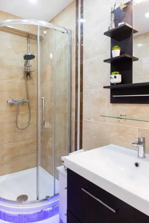 Stylish 2 Bedroom Apartment in the Heart of Shepherds Bush